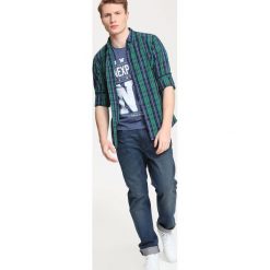 KOSZULA DŁUGI RĘKAW MĘSKA SLIM FIT. Zielone koszule TOP SECRET, m, bez wzorów, z bawełny, bez kołnierzyka, bez ramiączek. W wyprzedaży za 34.99 zł.