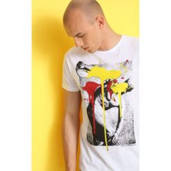 T-SHIRT KRÓTKI RĘKAW MĘSKI Z NADRUKIEM. Białe t-shirty DRYWASH, m, bez wzorów, z bawełny, bez kołnierzyka, bez ramiączek. W wyprzedaży za 29.99 zł.