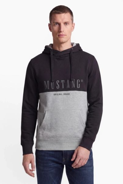 Męska bluza nierozpinana Mustang Style Bennet H Logoprint Jet Black 1017004 4188. Czarne bluzy Mustang, m, bez wzorów, z kapturem. Za 139.99 zł.