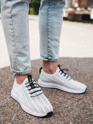 Buty męskie wsuwane sneakersy z siateczki - białe V7 - Rozmiar: 42. Białe buty sportowe casual Ombre Clothing, w ażurowe wzory, z gumy, bez zapięcia. W wyprzedaży za 99.99 zł.