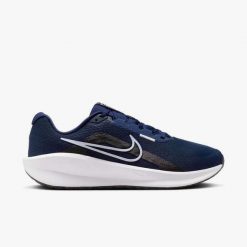 Tenisówki Nike Model Downshifter 13 Kolor Niebieski. Czarne trampki Nike, bez wzorów, bez zapięcia. Za 332.30 zł.
