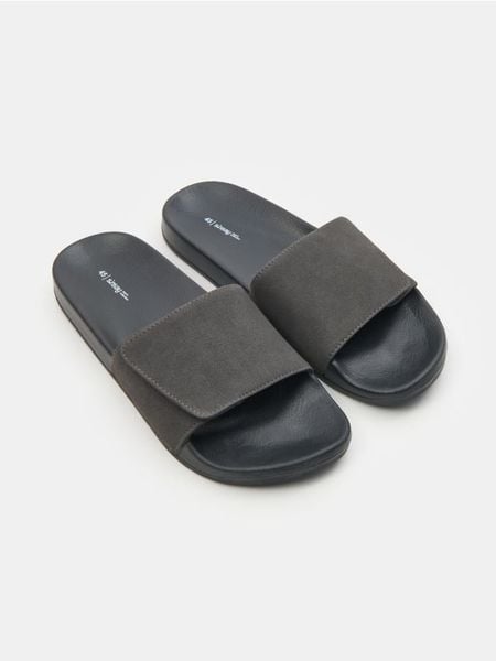 Klapki z cholewką z imitacji zamszu - szary. Szare klapki Sinsay. Za 29.99 zł.