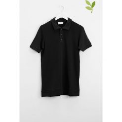 Koszulka polo w kolorze czarnym. Bezrękawniki marki The White Briefs. W wyprzedaży za 212.95 zł.