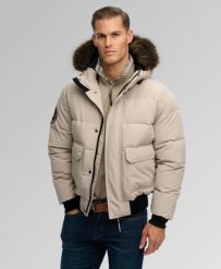Superdry Kurtka puchowa Everest z kapturem — Relaxed Fit, izolacja cieplna. Brązowe kurtki Superdry, m, bez wzorów, z elastanu, z kapturem. Za 774.50 zł.