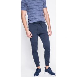 Guess Jeans - Spodnie. Spodnie materiałowe marki Guess Jeans. W wyprzedaży za 199.90 zł.