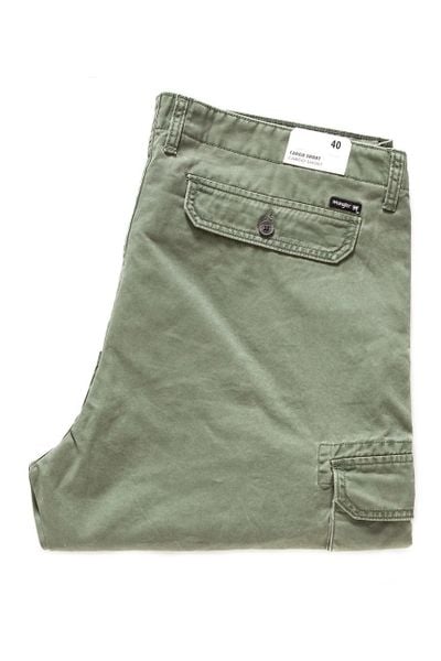 SPODENKI MĘSKIE WRANGLER CARGO SHORT MOSS GREEN W15DKC330 112126787. Zielone szorty Wrangler, m, bez wzorów, z materiału. Za 159.99 zł.