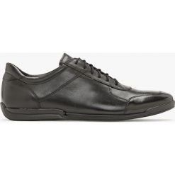 Czarne półbuty męskie z przeszyciami na cholewce KILIAN. Czarne eleganckie półbuty Ryłko, bez wzorów, ze skóry, bez obcasa, bez zapięcia. Za 369.99 zł.