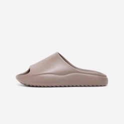 Klapki Unisex Slide. Brązowe klapki Decathlon. Za 119.99 zł.