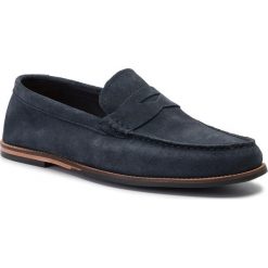 Mokasyny CLARKS - Whitley Free 261396117 Navy Sude. Niebieskie mokasyny Clarks, bez wzorów, z materiału, bez obcasa, bez zapięcia. W wyprzedaży za 219.00 zł.