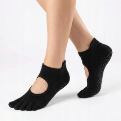 Antypoślizgowe skarpetki z palcami do jogi myga Yoga Toe Socks - S. Czarne skarpety MYGA, bez wzorów, z bawełny. Za 19.99 zł.