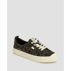 Trampki ze skóry zamszowej Cariuma OCA Suede Black Jaguar Print. Czarne trampki CARIUMA, bez wzorów, bez zapięcia. Za 539.99 zł.