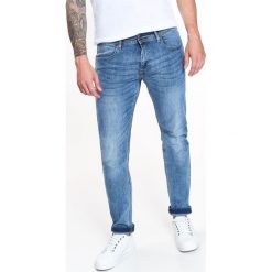 SPODNIE MĘSKIE JEANSOWE O KROJU SLIM Z LEKKIM OPRANIEM. Spodnie materiałowe TOP SECRET. W wyprzedaży za 59.99 zł.