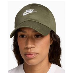 Czapka z daszkiem Nike Club. Zielone czapki z daszkiem Nike, na zimę, bez wzorów, z bawełny. Za 99.99 zł.