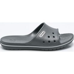 Crocs - Klapki. Szare klapki marki Crocs, z materiału. W wyprzedaży za 99.90 zł.