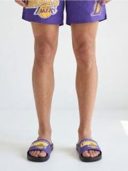 Klapki z napisem Los Angeles Lakers NBA - fioletowy. Fioletowe klapki Sinsay. Za 39.99 zł.