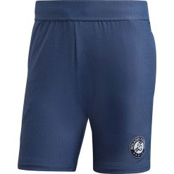Szorty w kolorze granatowym do tenisa. Niebieskie szorty Adidas, bez wzorów, z bawełny. W wyprzedaży za 111.95 zł.