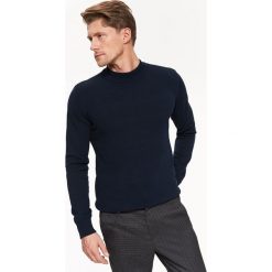 SWETER PÓŁGOLF O GŁADKIEJ STRUKTURZE. Swetry nierozpinane marki TOP SECRET. W wyprzedaży za 29.99 zł.