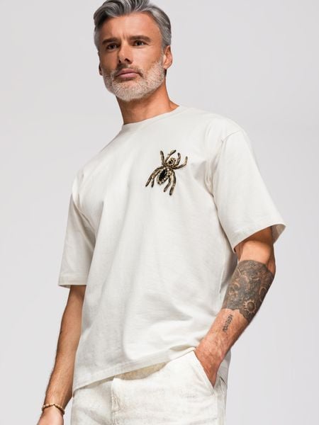 Męska koszulka z aplikacją pająka z kamieni i złotych koralików - złamana biel V2 - Rozmiar: M. Żółte t-shirty Ombre Clothing, m, z aplikacjami, z bawełny, bez kołnierzyka, bez ramiączek. Za 279.99 zł.