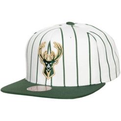 Mitchell & Ness Czapka NBA Retro Brooklyn NY zielona – regulowana. Zielone czapki z daszkiem Mitchell & Ness, bez wzorów. Za 174.99 zł.