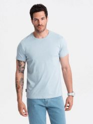 T-shirt męski klasyczny bawełniany BASIC - jasnoniebieski V19 - Rozmiar: S. Niebieskie t-shirty Ombre Clothing, m, bez wzorów, z bawełny, bez kołnierzyka, bez ramiączek. W wyprzedaży za 24.99 zł.