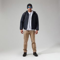 Kurtka z kapturem Berghaus VASKYE. Czarne kurtki Berghaus, na zimę, s, bez wzorów, z materiału, z kapturem. Za 801.90 zł.