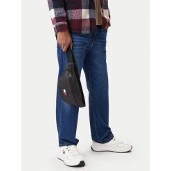 Nerka Tommy Jeans. Czarne saszetki i nerki Tommy Jeans, bez wzorów, z jeansu. Za 289.99 zł.