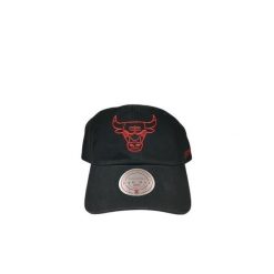 Zgaszona czapka z logo Chicago Bulls. Czarne czapki z daszkiem Mitchell & Ness, bez wzorów. Za 153.50 zł.