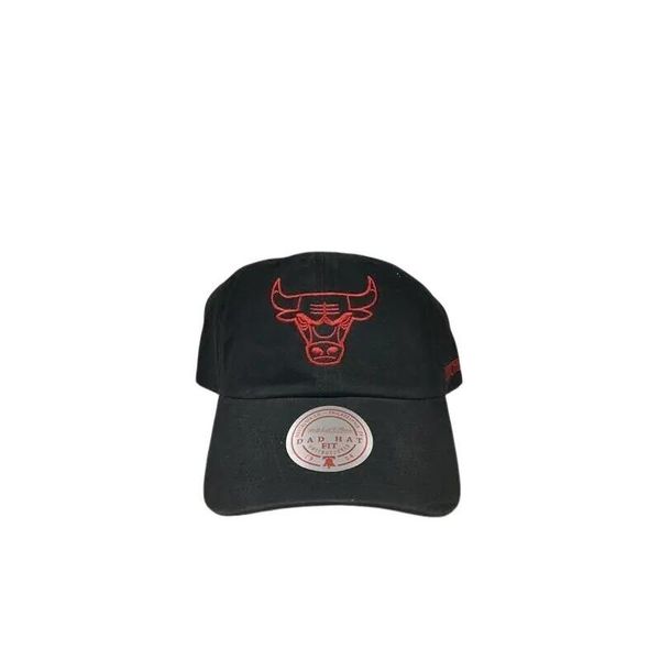 Zgaszona czapka z logo Chicago Bulls. Czarne czapki z daszkiem Mitchell & Ness, bez wzorów. Za 143.50 zł.
