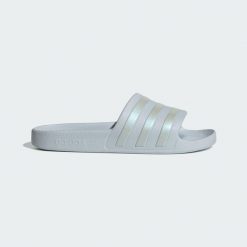 Klapki adilette Aqua. Niebieskie klapki Adidas, z materiału. Za 99.95 zł.