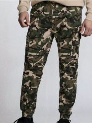 Spodnie jogger cargo ze wzorem moro - wielobarwny. Joggery i bojówki Sinsay, bez wzorów. Za 59.99 zł.