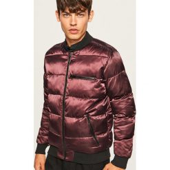 Kurtka bomber - Brązowy. Kurtki marki Under Armour. W wyprzedaży za 139.99 zł.