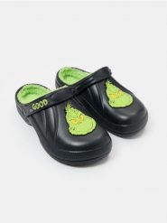 Klapki z kożuszkiem Grinch - czarny. Czarne klapki Sinsay. Za 39.99 zł.