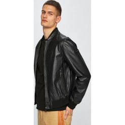 Versace Jeans - Kurtka bomber skórzana. Czarne kurtki Versace Jeans, bez wzorów, z jeansu, bez kaptura. W wyprzedaży za 1,299.00 zł.