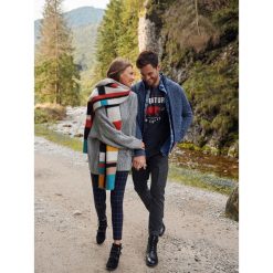 T-SHIRT MĘSKI Z NADRUKIEM. Joggery i bojówki TOP SECRET. W wyprzedaży za 19.99 zł.