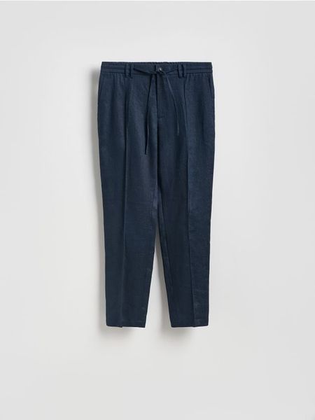 Lniane spodnie jogger - granatowy. Niebieskie joggery i bojówki Reserved, bez wzorów. Za 219.99 zł.