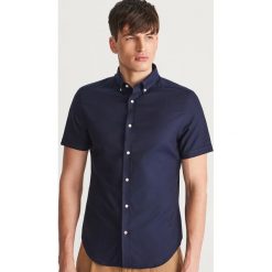 Gładka koszula regular fit - Granatowy. Koszule marki Reserved. Za 89.99 zł.