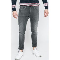 Wrangler - Jeansy. Jeansy marki Wrangler. W wyprzedaży za 199.90 zł.