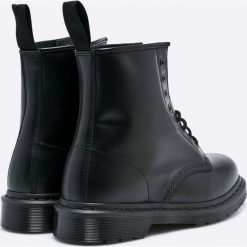 Dr Martens - Buty Mono. Czarne botki sznurowane Dr. Martens, bez wzorów, z materiału, z okrągłym noskiem, bez obcasa, bez zapięcia. Za 699.90 zł.