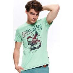 T-SHIRT Z WAKACYJNYM NADRUKIEM. Zielone bluzki z długim rękawem TOP SECRET, l, bez wzorów, z bawełny, bez kołnierzyka, bez ramiączek. W wyprzedaży za 19.99 zł.