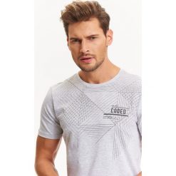 T-SHIRT MĘSKI Z GEOMETRYCZNYM NADRUKIEM. Bluzki z długim rękawem marki TOP SECRET. W wyprzedaży za 9.99 zł.