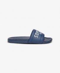 Superdry klapki Destination Pool z wyściełanym paskiem – Mariner Navy. Niebieskie klapki Superdry, z poliesteru. Za 135.40 zł.