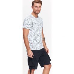 T-SHIRT MĘSKI Z NADRUKOWANYM WZOREM. T-shirty marki TOP SECRET. W wyprzedaży za 29.99 zł.