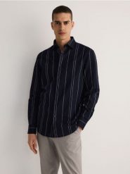 Koszula regular fit z domieszką lnu - granatowy. Niebieskie koszule Reserved, l, bez wzorów, z bawełny, bez kołnierzyka, bez ramiączek. W wyprzedaży za 39.99 zł.