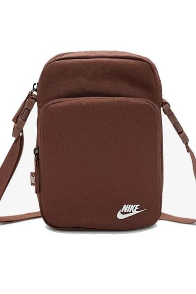 Saszetka na ramię Nike Nk Heritage Crossbody. Torby na ramię Nike, bez wzorów, z materiału, na ramię, małe, z nadrukiem, bez dodatków. Za 110.99 zł.