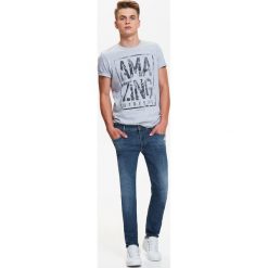 SPODNIE MĘSKIE JEANSOWE O DOPASOWANYM KROJU Z LEKKIM PRZETARCIEM. Spodnie materiałowe marki TOP SECRET. W wyprzedaży za 49.99 zł.