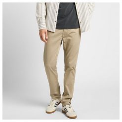 MĘSKIE SPODNIE MATERIAŁOWE LEE DAREN ZIP FLY NEW KANSAS CITY KHAKI 112360203 L707016437. Brązowe spodnie materiałowe Lee, l, bez wzorów, z materiału. Za 229.99 zł.