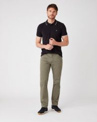 WRANGLER TEXAS SLIM MĘSKIE SPODNIE MATERIAŁOWE DUSTY OLIVE W12SWA275 112126533. Zielone spodnie materiałowe Wrangler, l, bez wzorów, z materiału. Za 219.99 zł.