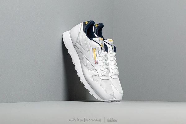 Męskie buty sportowe minimalistyczna estetyka CLASSIC LEATHER MU. Białe buty turystyczne Reebok, bez wzorów, z gumy, bez zapięcia, trekkingowe, reebok classic. Za 405.00 zł.