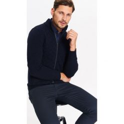 KARDIGAN MĘSKI Z PRZEPLOTAMI NA PRZODZIE. Golfy marki TOP SECRET. W wyprzedaży za 39.99 zł.
