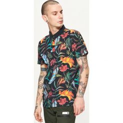 Koszulka polo z kwiatowym nadrukiem - Czarny. Koszulki polo sportowe marki Cropp. W wyprzedaży za 39.99 zł.
